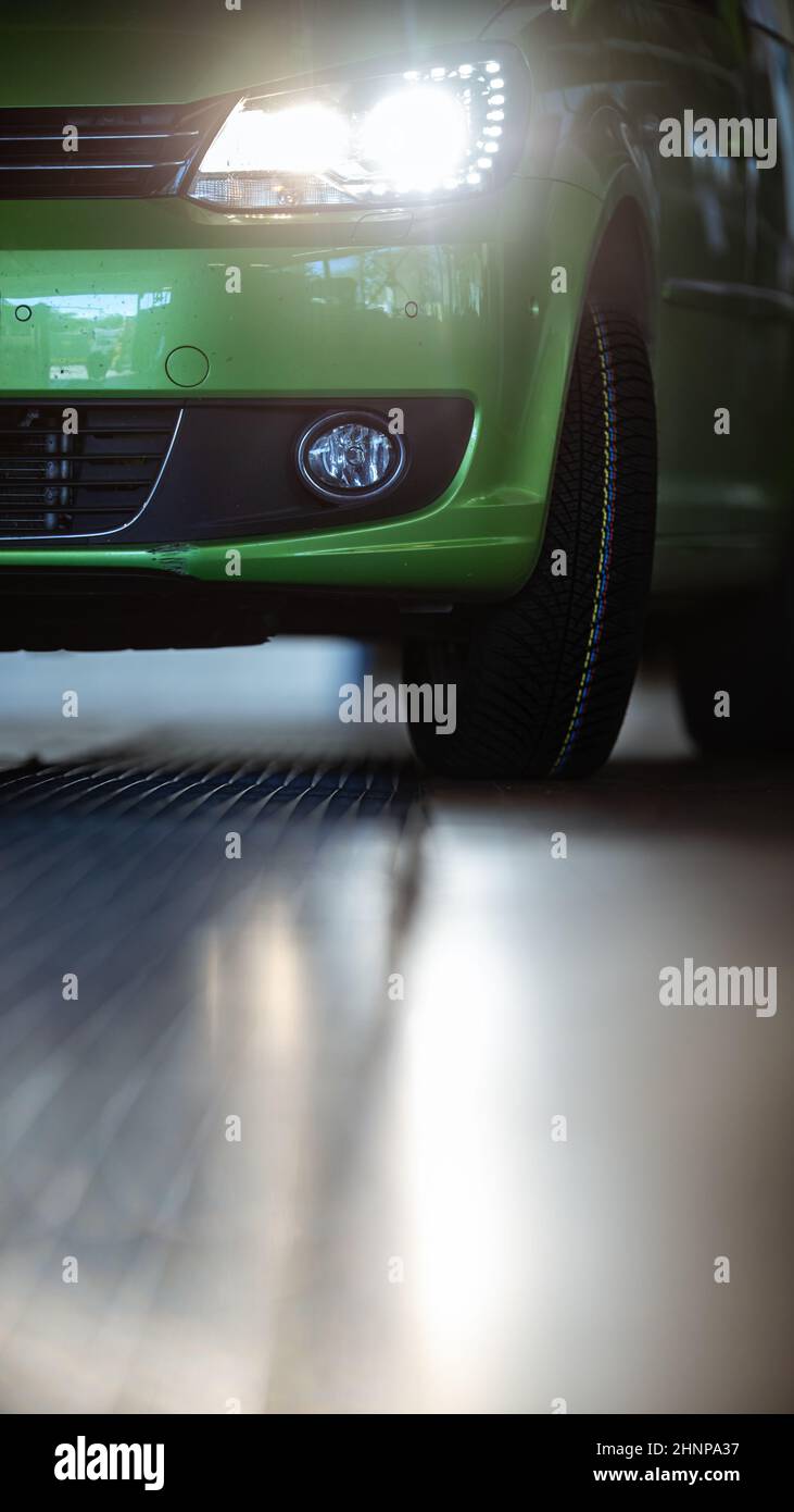 Auto in einer Garage für Wartung, Öl, Reifenwechsel (flaches, farblich getöntes Bild des Freiheitsgrads) Stockfoto