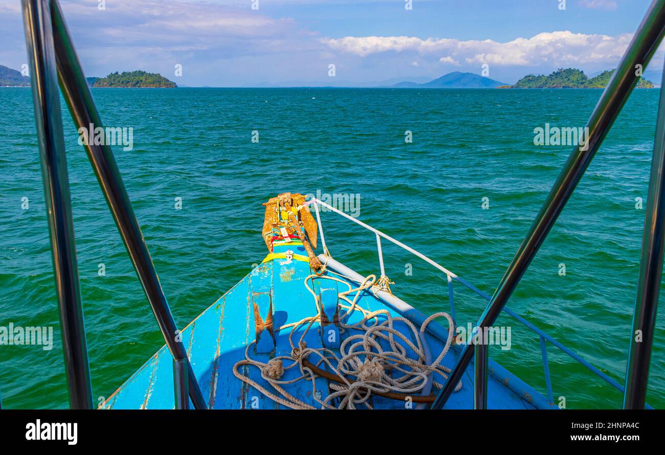 Fähre bei tropischem Meereslandschaftspanorama in Ranong Thailand. Stockfoto