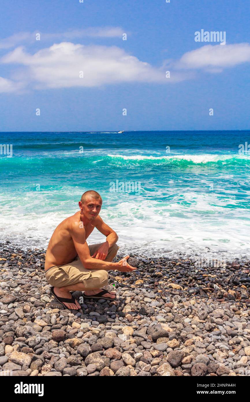 Junges männliches Modell an der Playa de las Americas auf Teneriffa Afrika. Stockfoto