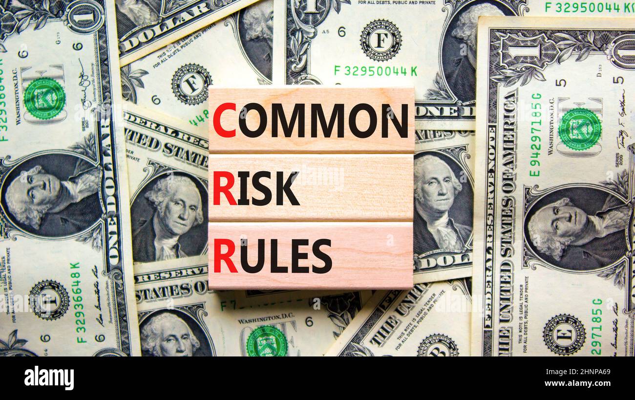 Symbol für gemeinsame CRR-Risikoregeln. Konzept Wörter CRR Common Risk Regeln auf Holzblöcken auf einem schönen Hintergrund aus Dollar Scheine. Business und CRR Commo Stockfoto