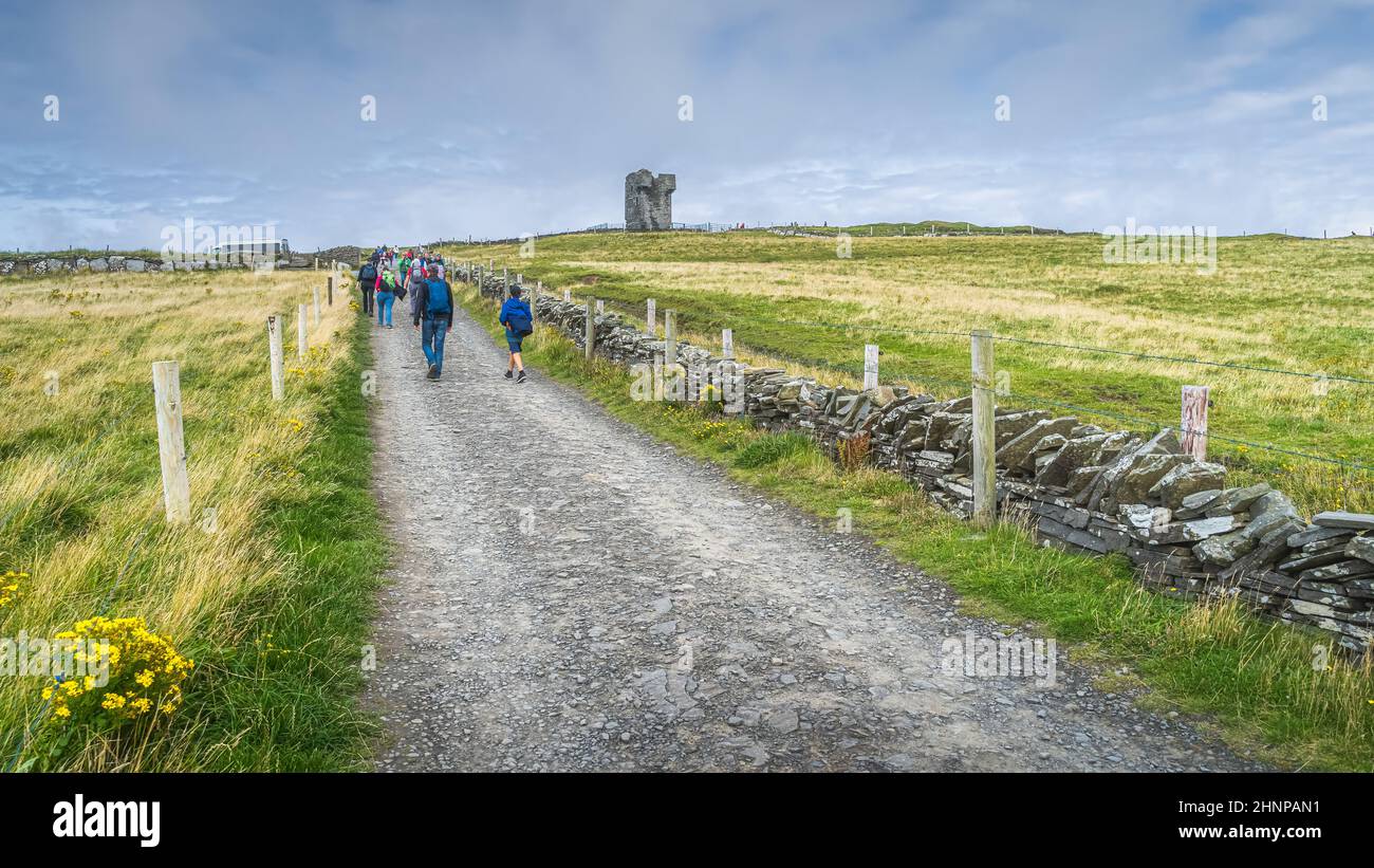 Gruppe von Menschen auf der Straße zum Moher Tower in Hags Head in Cliffs of Moher, Irland Stockfoto