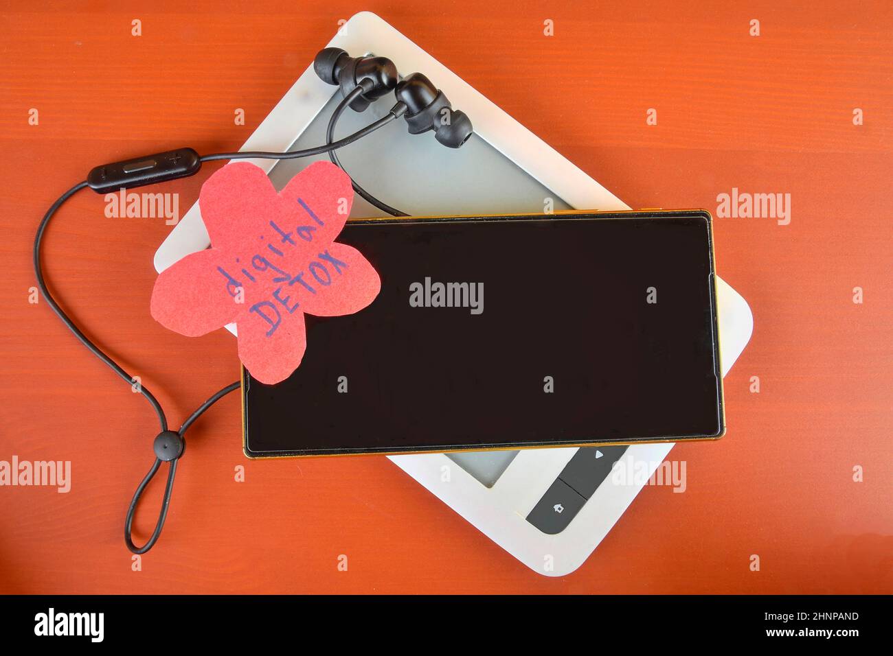 Gadget detox Konzept. Digitale sucht Konzept. Handy, E-book-Reader und Wireless Headset auf Claret Hintergrund. Moderne digitale Technologie. Platz kopieren Stockfoto