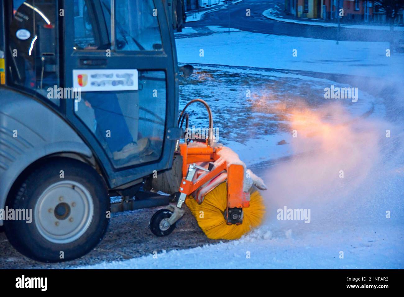 Stadt Schneepflug Reinigung Schnee auf Straße der Stadt. Stadt snow truck Pflug. Nahaufnahme Stockfoto