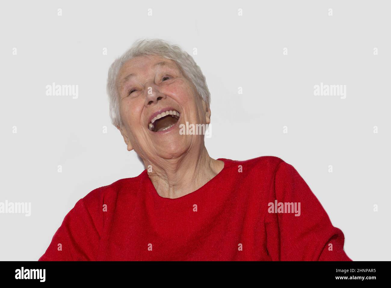 Das Porträt einer fröhlichen älteren Frau, die den Sieg gestikuliert Stockfoto