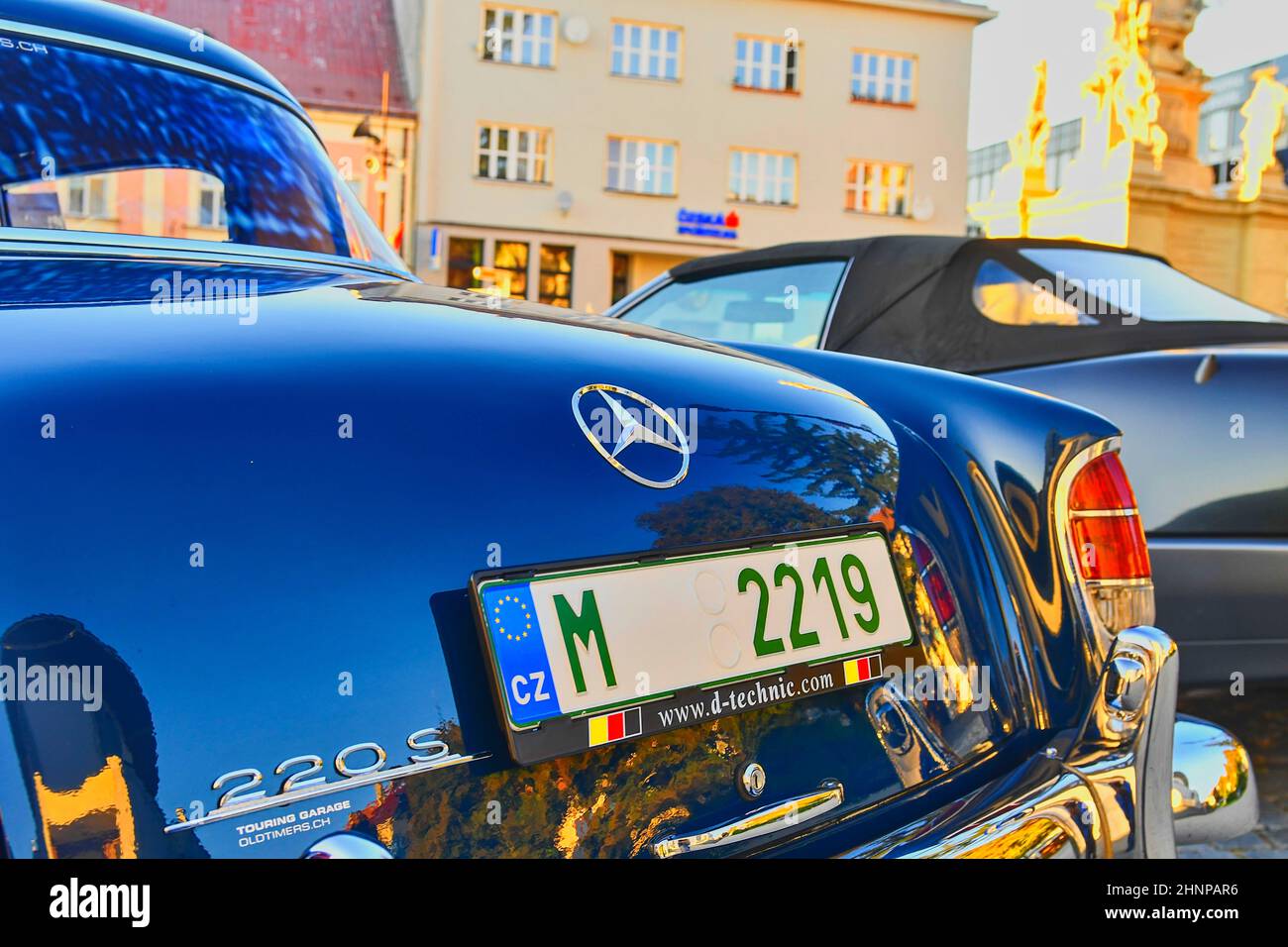 Mercedes Benz Logo auf Oldtimer. Mercedes-Benz ist ein deutscher Automobilhersteller. Die Marke wird für Luxusfahrzeuge, Busse, Reisebusse und Lastwagen verwendet. Stockfoto