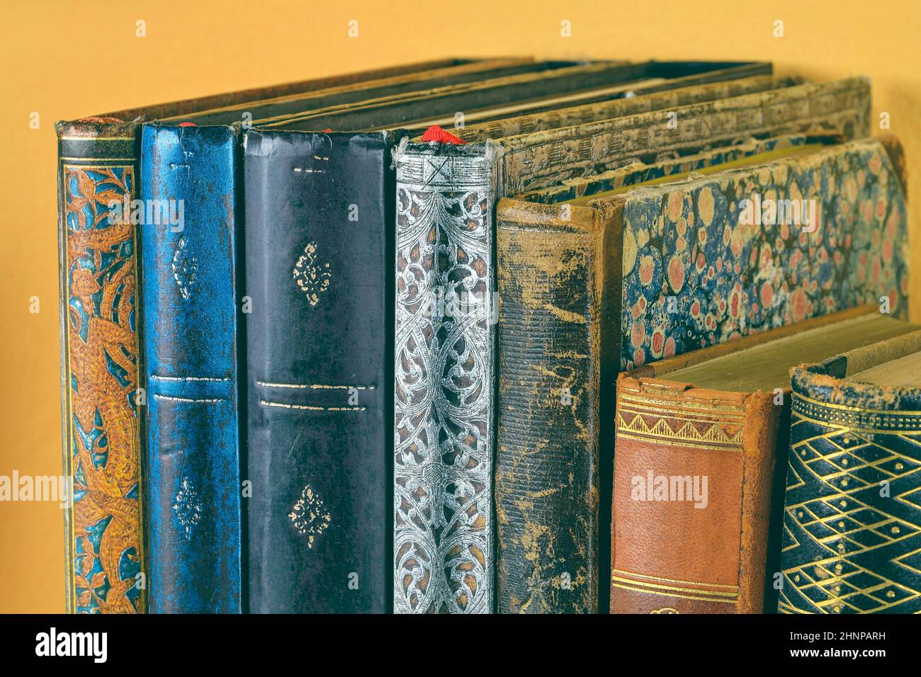 Das kulturelle Erbe. Antike Bücher alte Holzregal. Alte Bücher auf gelben Hintergrund. Nahaufnahme Stockfoto