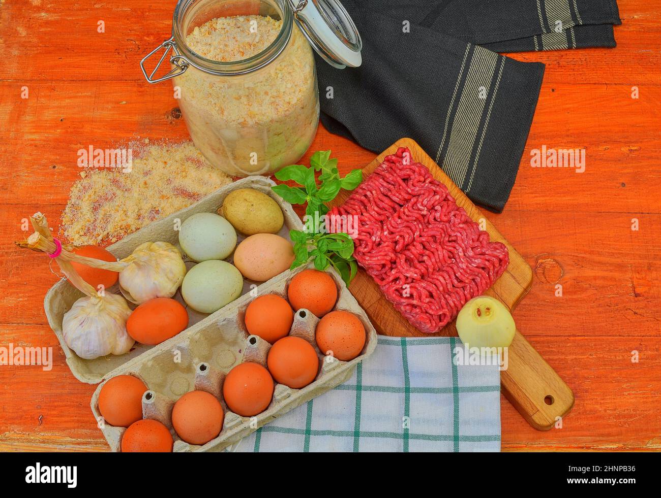 Hackfleisch, Eier, Knoblauch und Zwiebel. Gemischtes Hackfleisch, Burger bereit, Fettsäuren, meaetballs. Food-fotografie. Kulinarische Konzept. Hackfleisch Rezept. Stockfoto