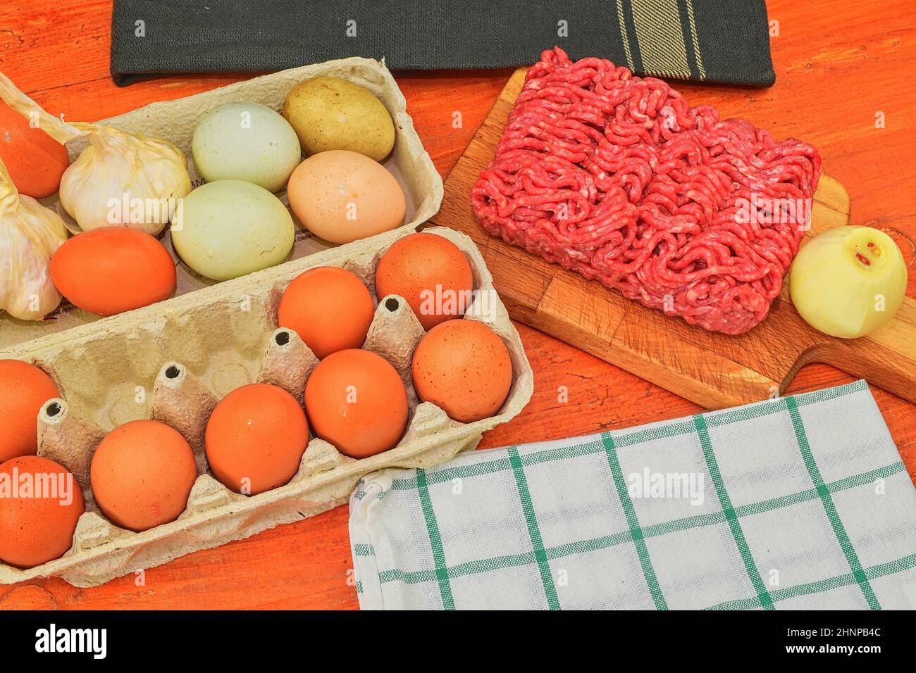 Hackfleisch, Eier, Knoblauch und Zwiebel. Gemischtes Hackfleisch, Burger bereit, Fettsäuren, meaetballs. Food-fotografie. Kulinarische Konzept. Hackfleisch Rezept Stockfoto