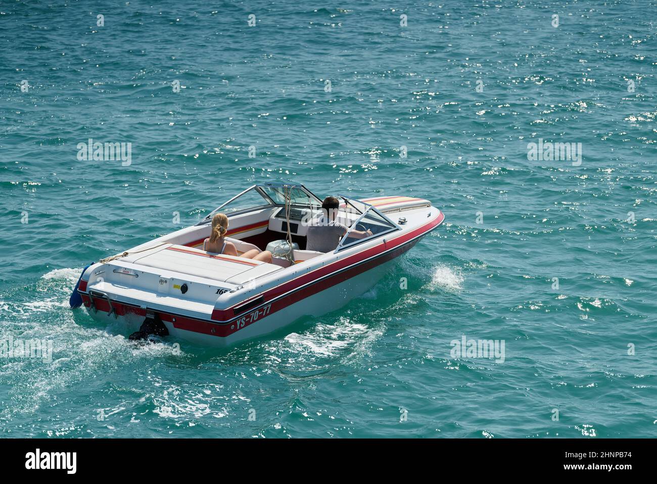 Motorboot an der Adria in der Nähe der Stadt Krk auf der gleichnamigen Insel in Kroatien Stockfoto