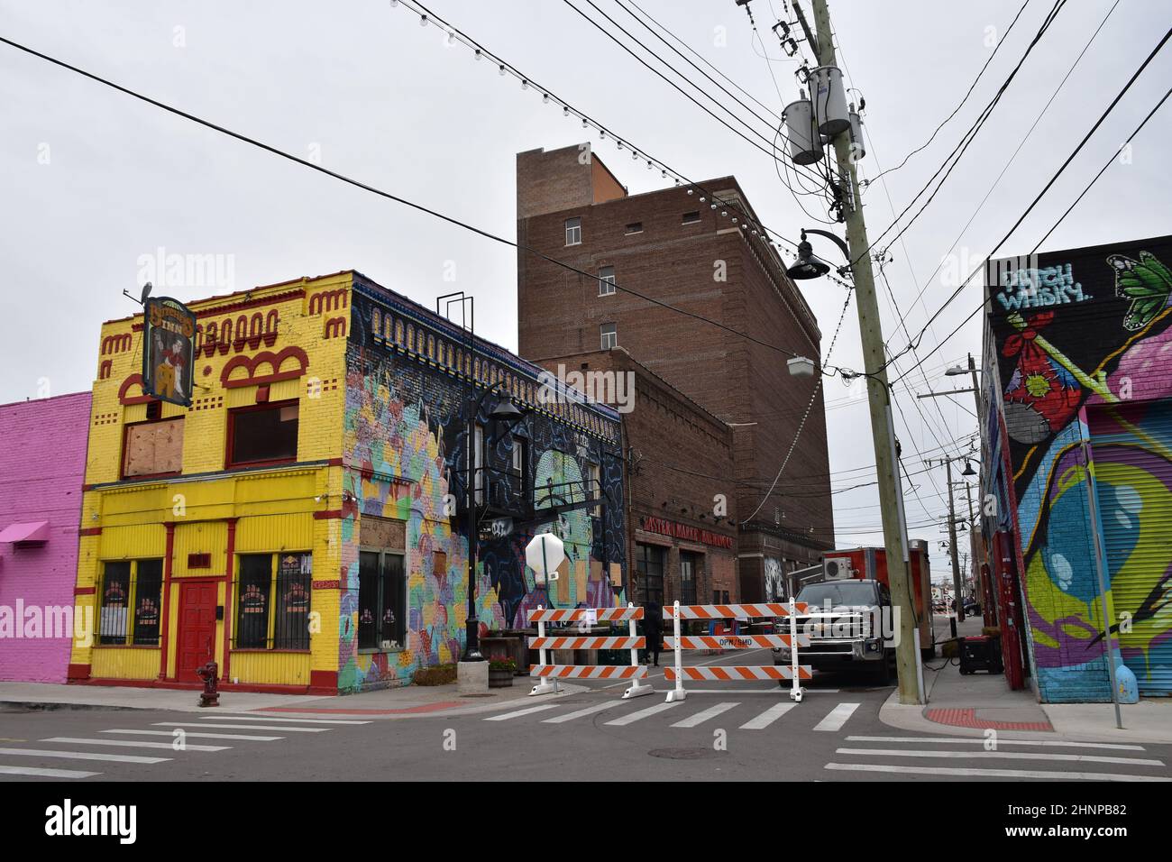 Kashinks 'My Cheri Amour'-Wandgemälde an der Ecke Riopelle und Winder Street im Eastern Market-Gebiet von Detroit, Michigan, USA. Stockfoto