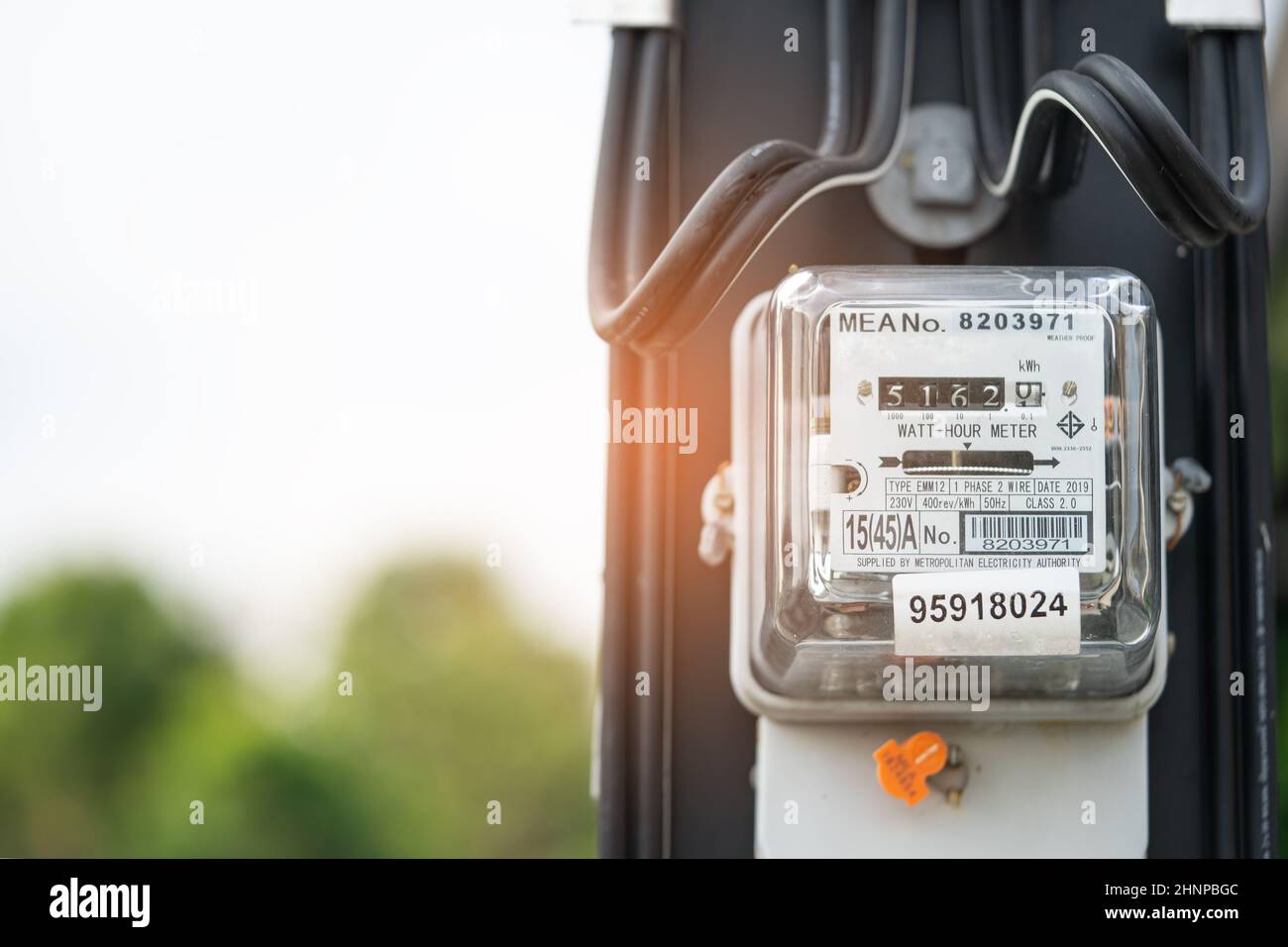 Elektrischer Leistungsmesser mit Kopierplatz für Energiekosten zu Hause und im Büro. Stockfoto