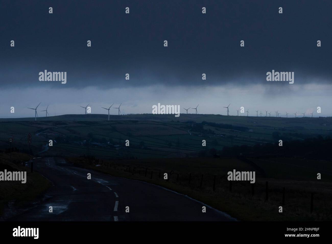 Glossop, Großbritannien, 17th. Februar 2022. Windturbinen werden in Derbyshire als seltene rote Wetterwarnung für Küstengebiete von Südwales und Südwestengland vom Met Office ausgegeben, bevor es sich um den schlimmsten Sturm in Großbritannien seit 30 Jahren handelt. Der Sturm Eunice wird voraussichtlich am Freitag um 5am Uhr eintreffen, was potenziell gefährliches Wetter für einen Großteil des Landes, Derbyshire, Großbritannien, mit sich bringt. Kredit: Jon Super/Alamy Live Nachrichten. Stockfoto