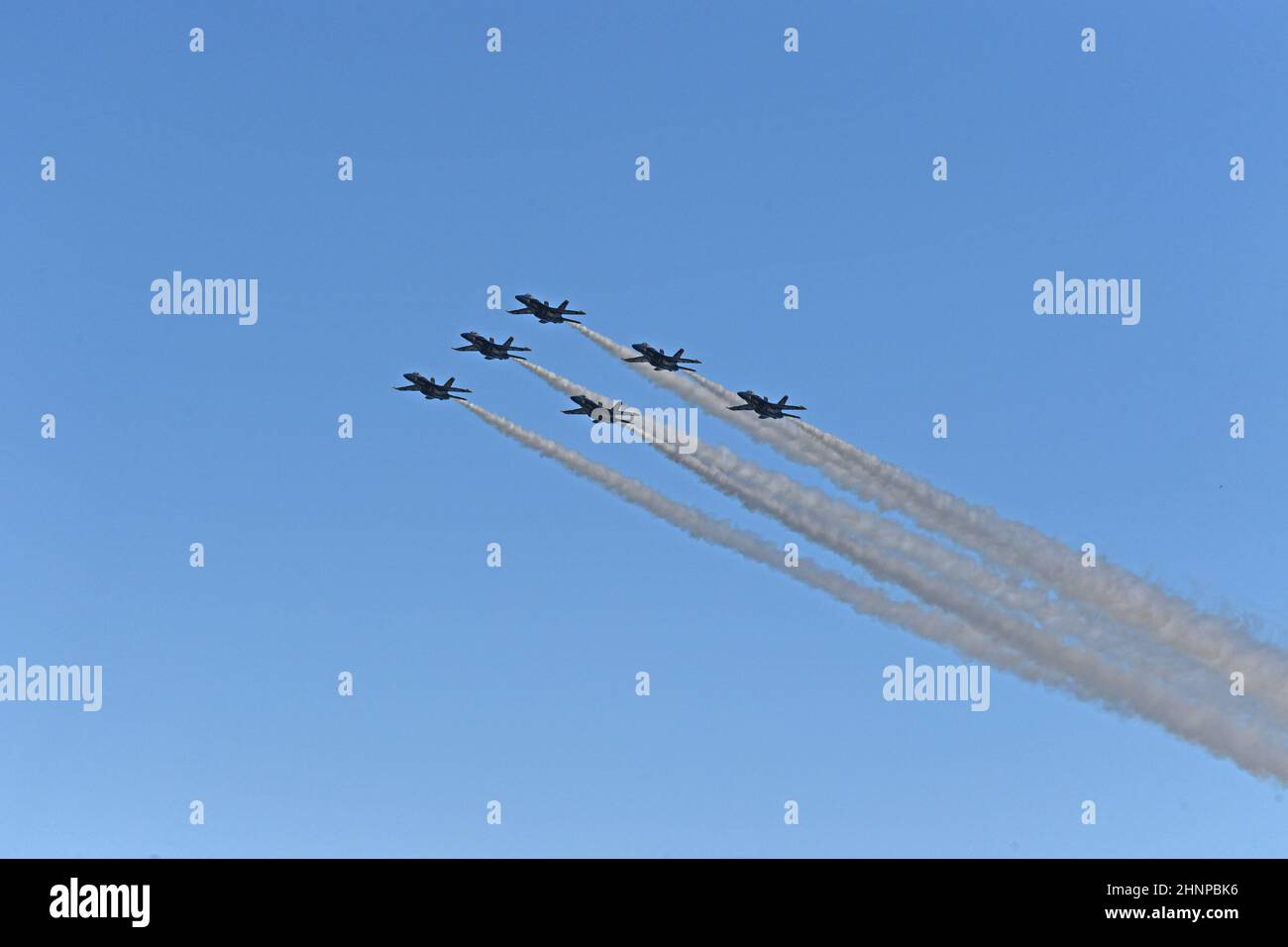 Die U S Navy Blue Angels Delta Formation passiert das Cabrillo National Monument / Point Loma nach der Überführung der USS Carl Vinson (CVN 70) in San Diego. Stockfoto