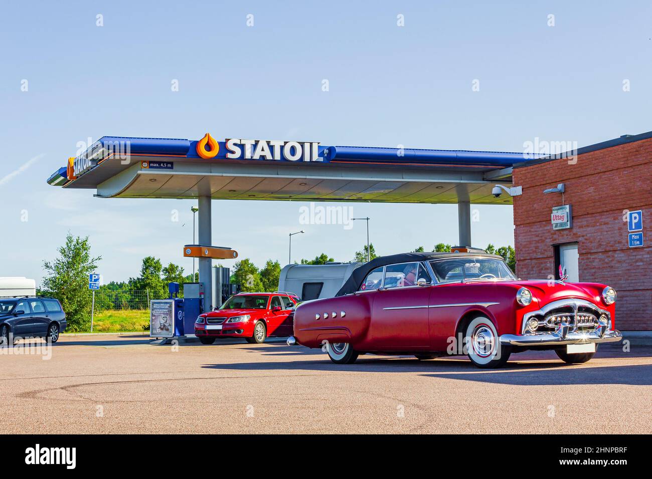 Red Oldtimer geparkt an Statoil Tankstelle in Schweden. Stockfoto