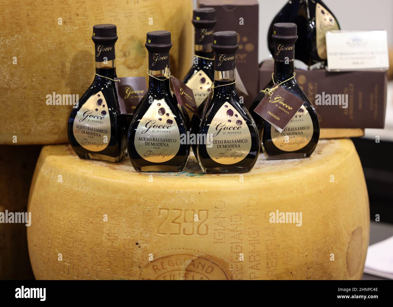 Ganzes Rad aus Parmigiano Reggiano Käse und Balsamico-Essig Stockfoto