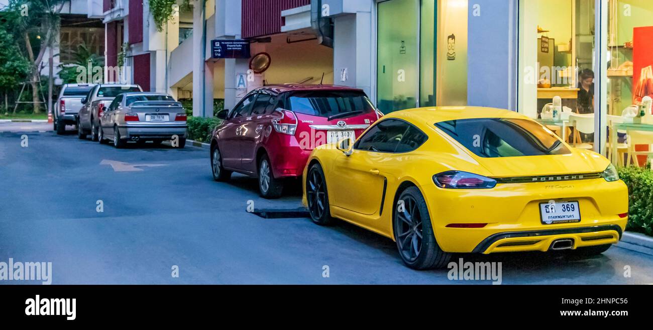 Gelber Sportwagen in Bangkok Thailand geparkt. Stockfoto
