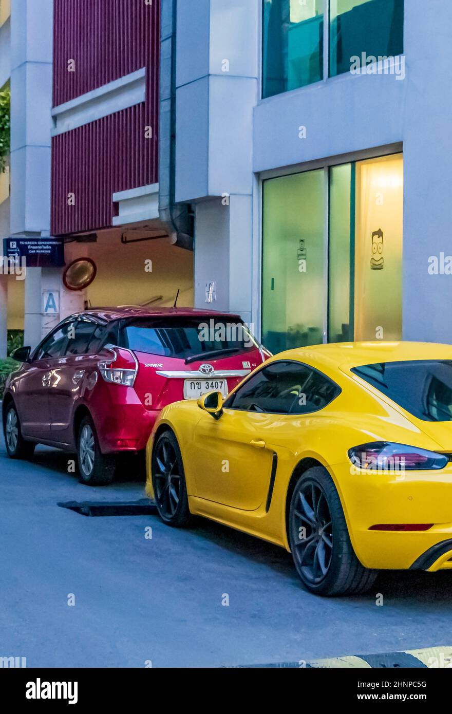 Gelber Sportwagen in Bangkok Thailand geparkt. Stockfoto