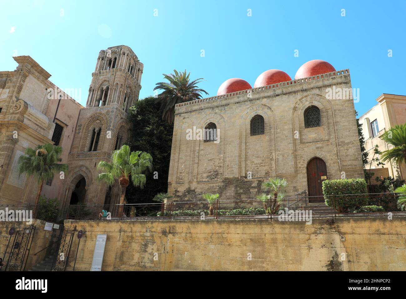 Kirche von San Cataldo mit drei roten Kuppeln an die Kirche Santa Maria dell'Ammiraglio, Palermo, Italien angeschlossen Stockfoto