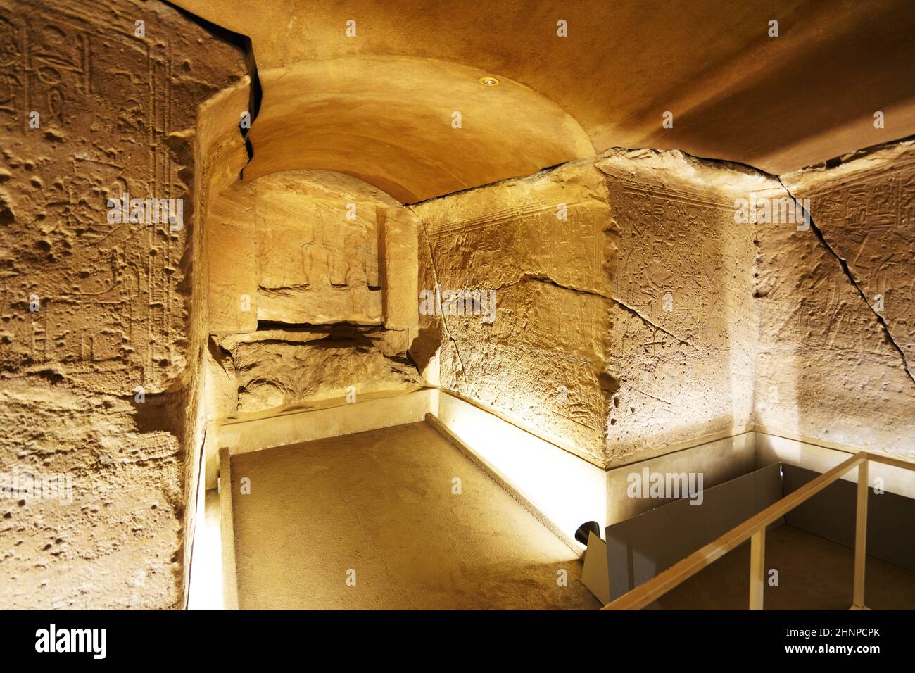 TURIN, ITALIEN - 19. AUGUST 2021: Rekonstruierter Tempel von Ellesyia im Ägyptischen Museum von Turin, Italien Stockfoto