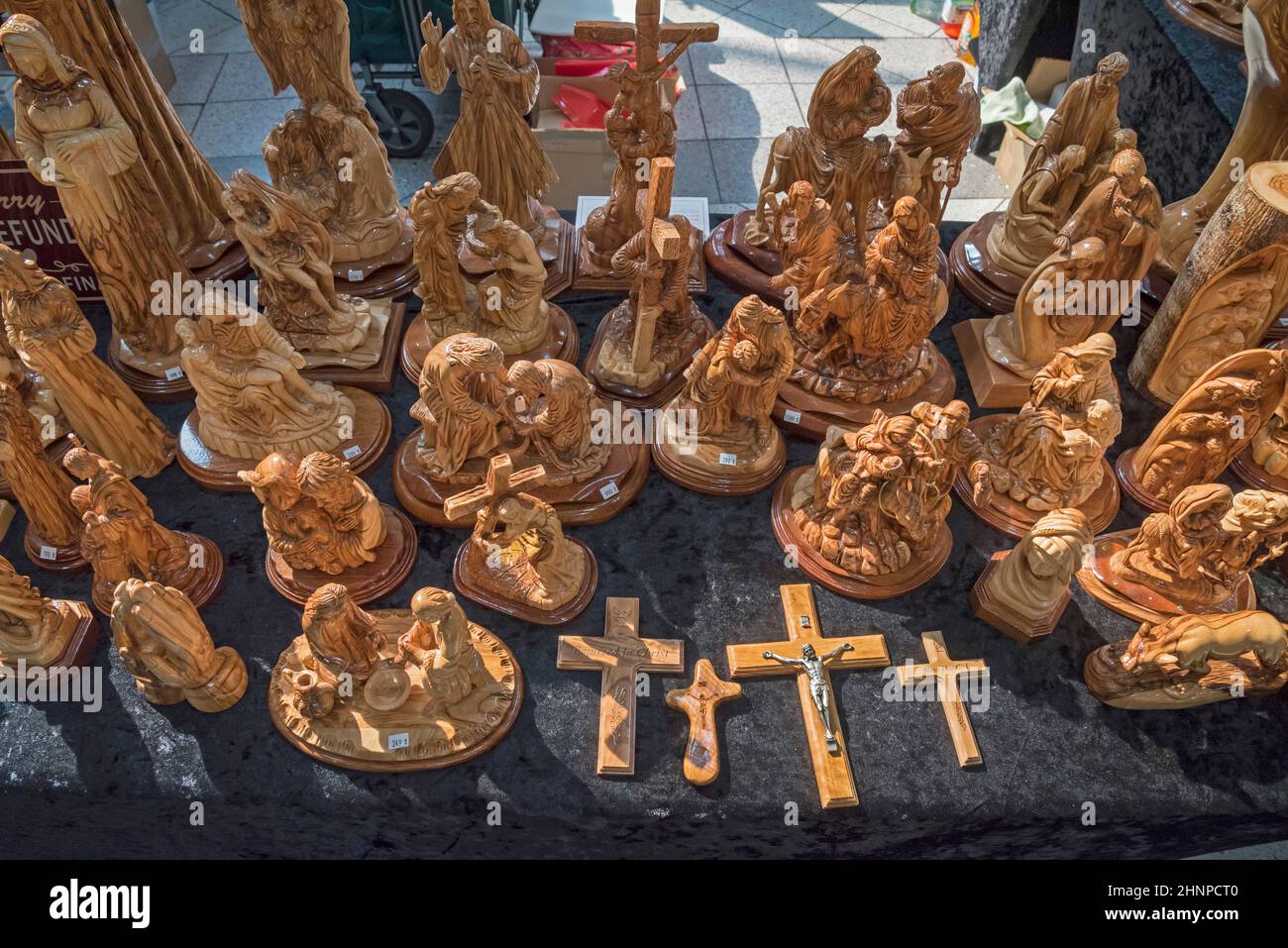 Handgefertigte christliche Kreationen aus Holz aus dem Heiligen Land (Israel), die während der Weihnachtszeit in einem Einkaufszentrum in Florida verkauft werden. Stockfoto