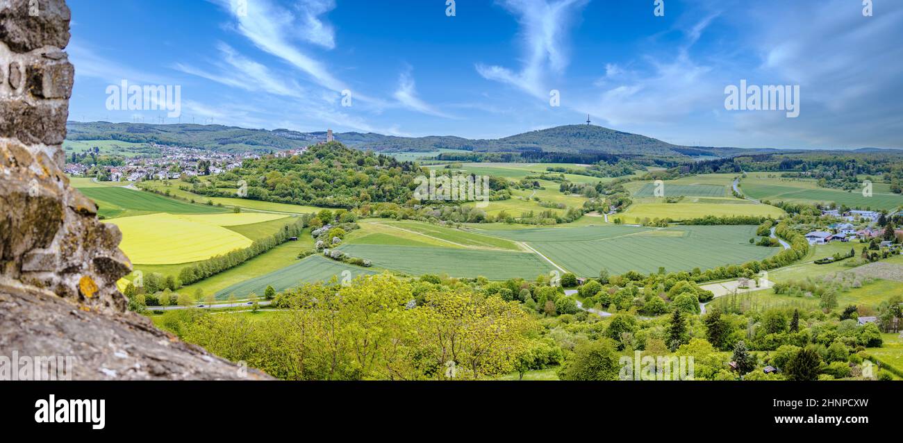 Panorama Blick auf Burgruine Vetzberg von der mittelalterlichen Burgruine gleiberg im Sommer mit schönen Mohnwiesen Stockfoto