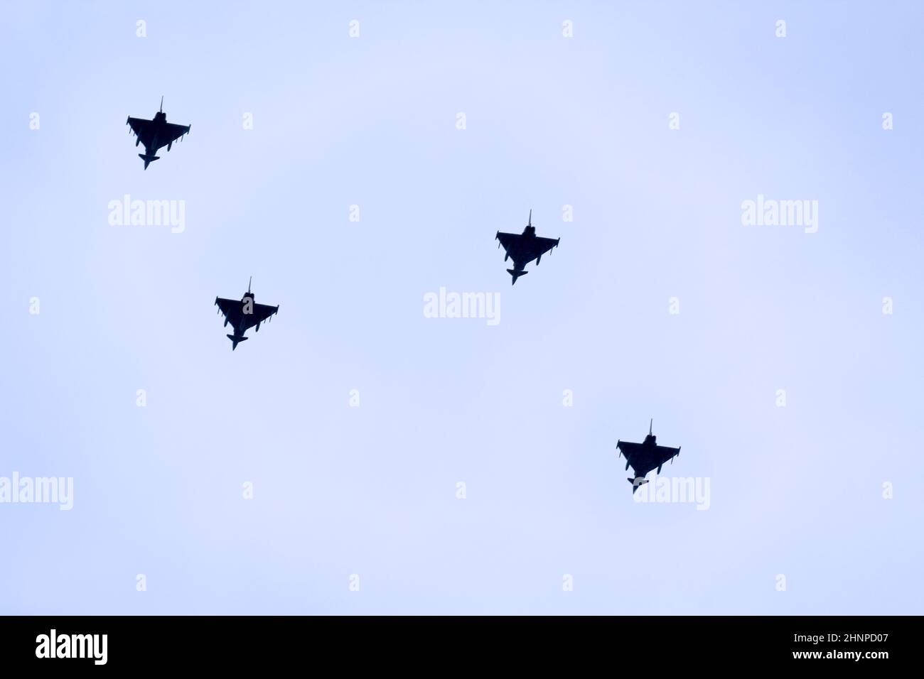 Vier Kampfflugzeuge fliegen in Formation, vielleicht vier Eurofighter. Stockfoto