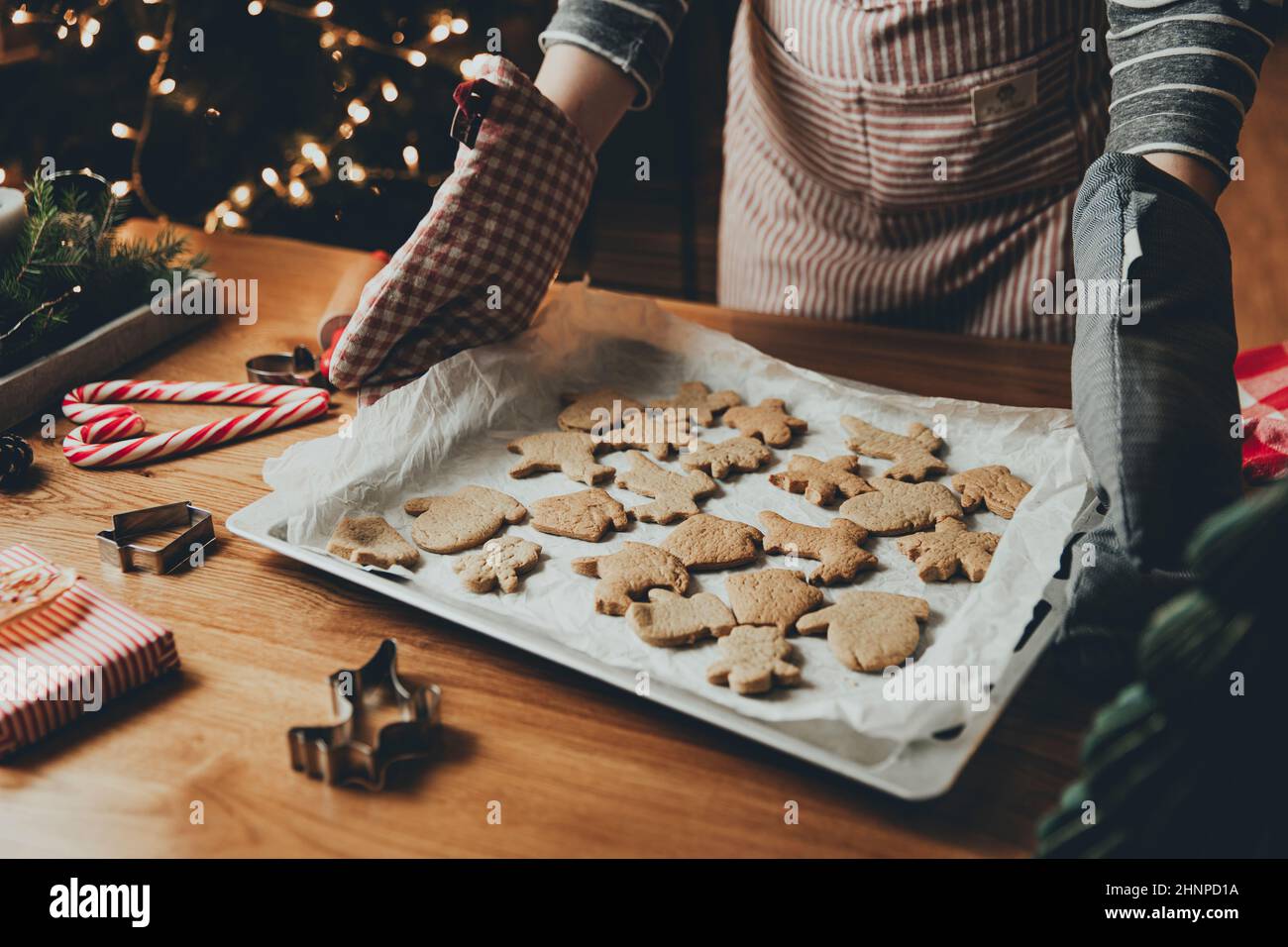 Frohe Weihnachten, Frohes neues Jahr. Festliche Lebkuchenkekse Kochen, Backen Stockfoto