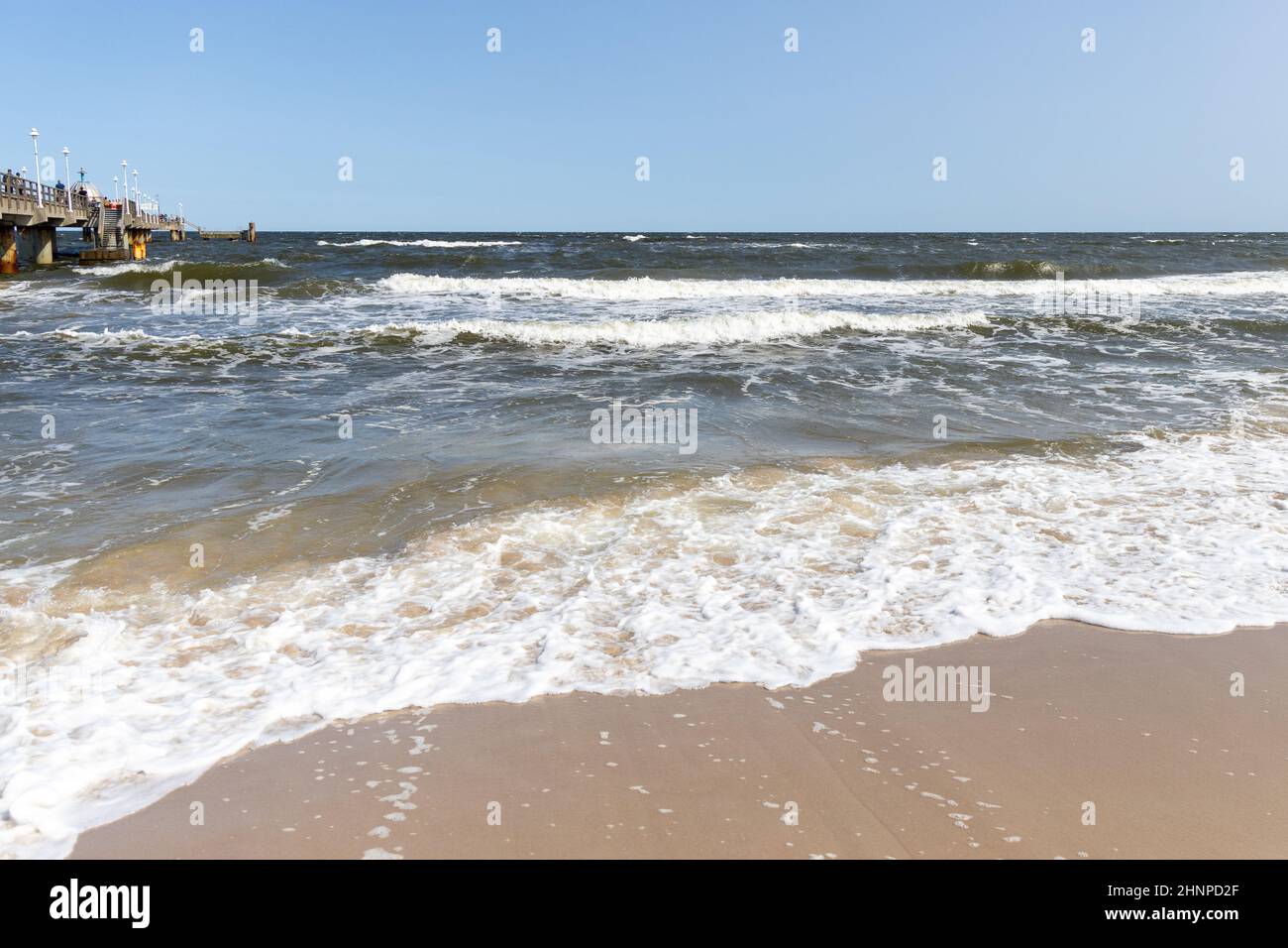 Die Wellen im Badeort Zinnowitz auf der Insel Usedom umschließen die tolle Seebrücke Stockfoto