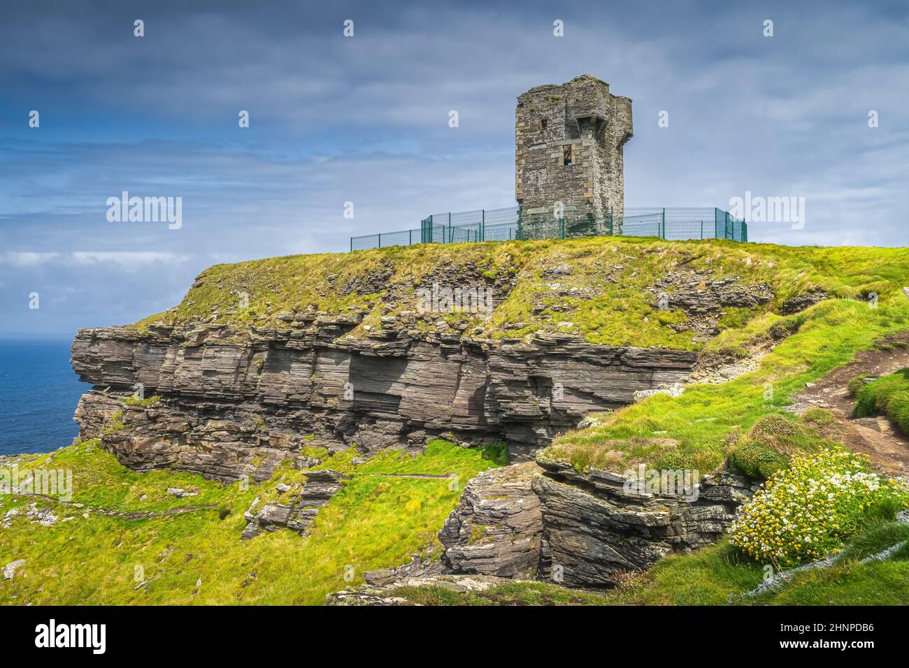 Old Moher Tower on Hags Head, Wachturm bei Cliffs of Moher, Irland Stockfoto