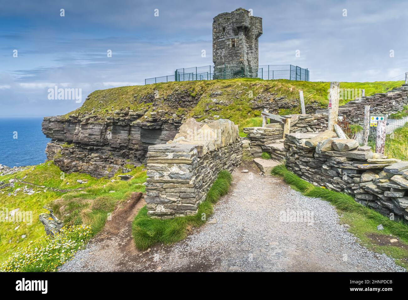 Old Moher Tower on Hags Head, Wachturm bei Cliffs of Moher, Irland Stockfoto