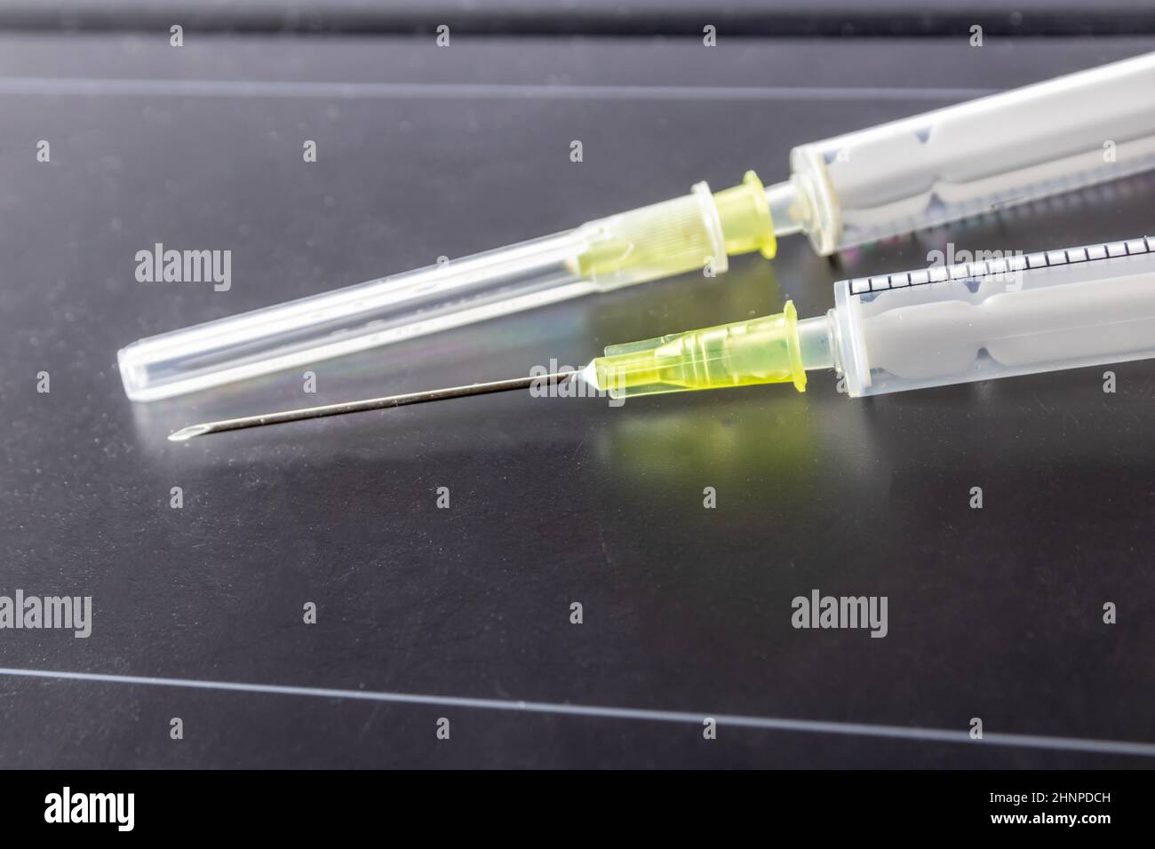 Neue medizinische Impfstoffe bereit für die Injektion mit Spritze und Impfstoff, um die Heilung für Immunisierung in kranke und schwache Patienten zu injizieren, um ihre Leiden und Krankheiten zu heilen unterstützte Corona Gesundheitssystem Stockfoto