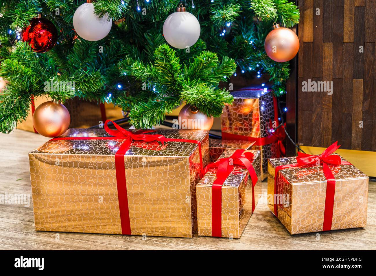 Weihnachtsdekoration mit Geschenkschachteln unter dem Tannenbaum Stockfoto