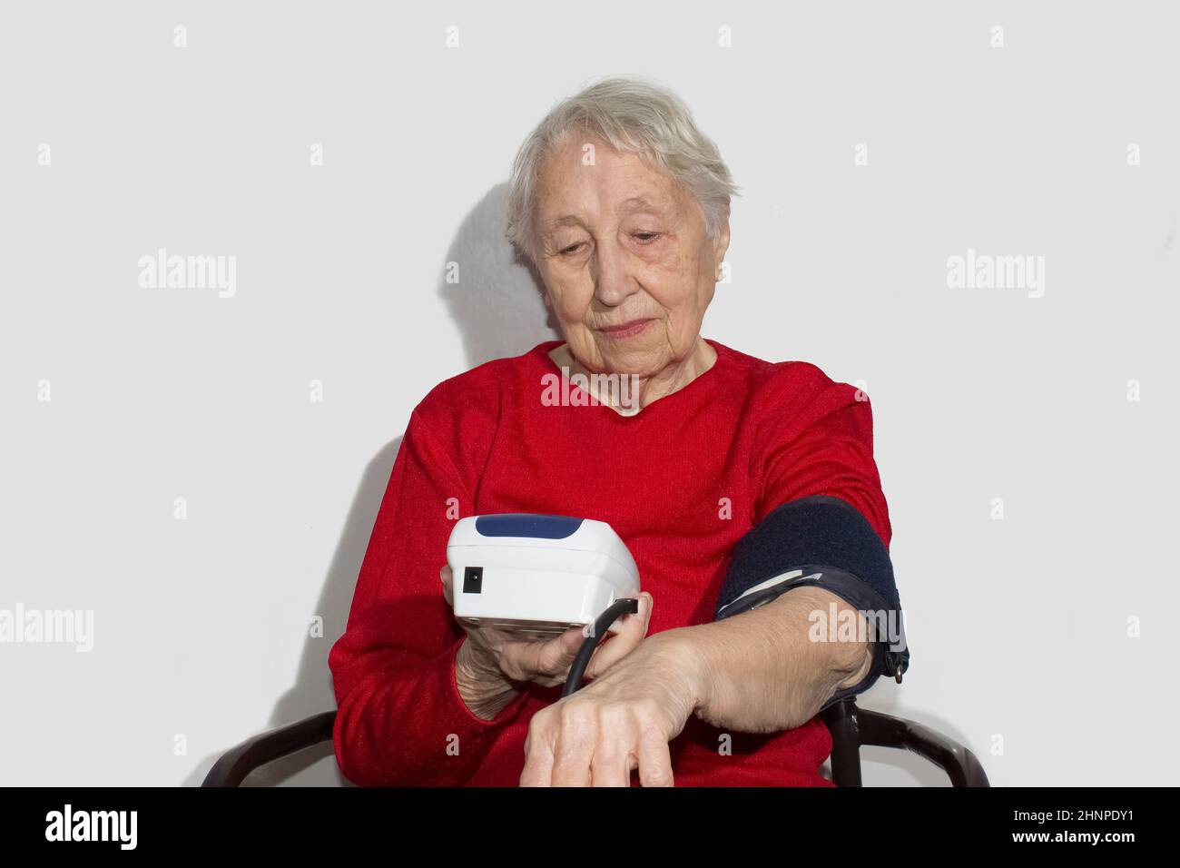 Ältere Frau hat ihren Blutdruck gemessen Stockfoto