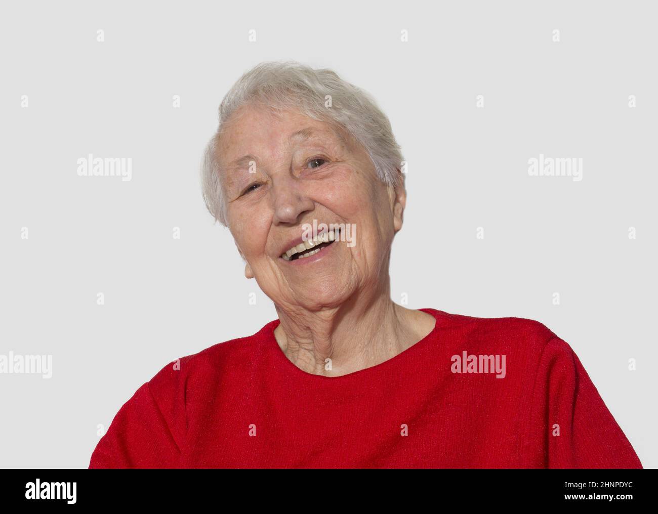 Das Porträt einer fröhlichen älteren Frau, die den Sieg gestikuliert Stockfoto