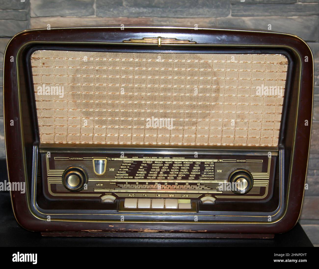 Ein alter Röhrenradio, UKW-Radioempfänger Stockfotografie - Alamy