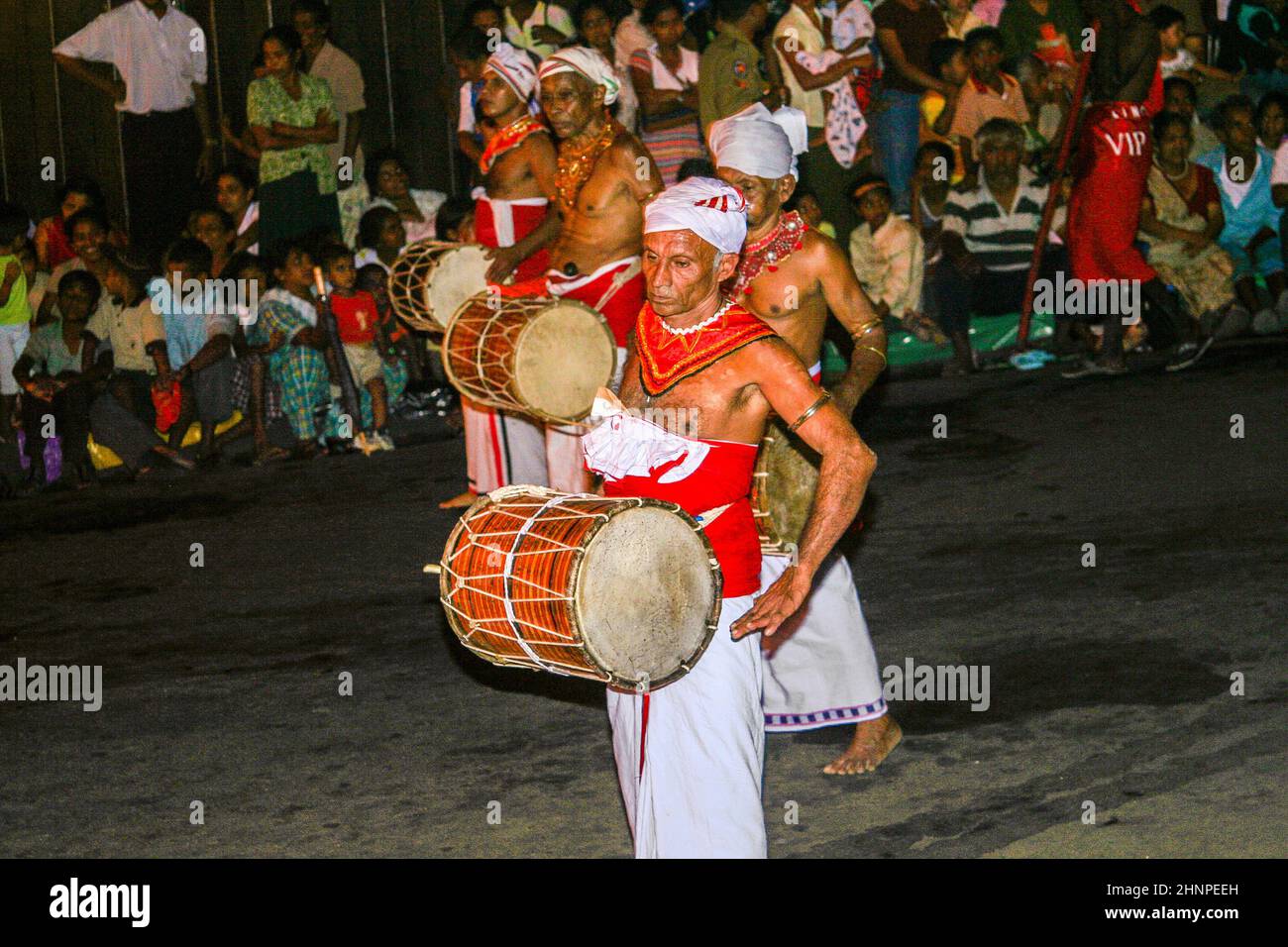 Alter Schlagzeuger nimmt am Festival Pera Hera in Kandy Teil Stockfoto