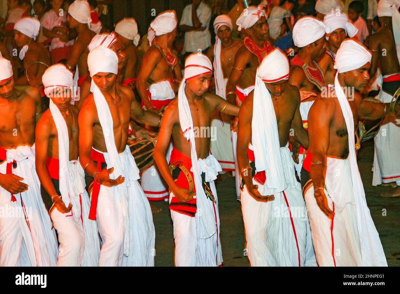 Junge Tänzerin nimmt am Festival Pera Hera in Kandy Teil Stockfoto