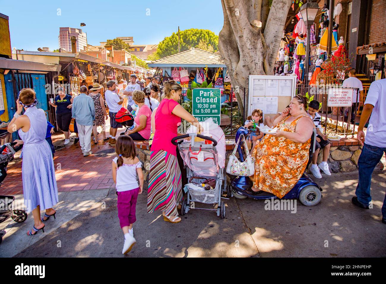 Touristen besuchen die Olvera Street und den Markt, das Herz des mexikanischen Lebens in Los Angeles Stockfoto