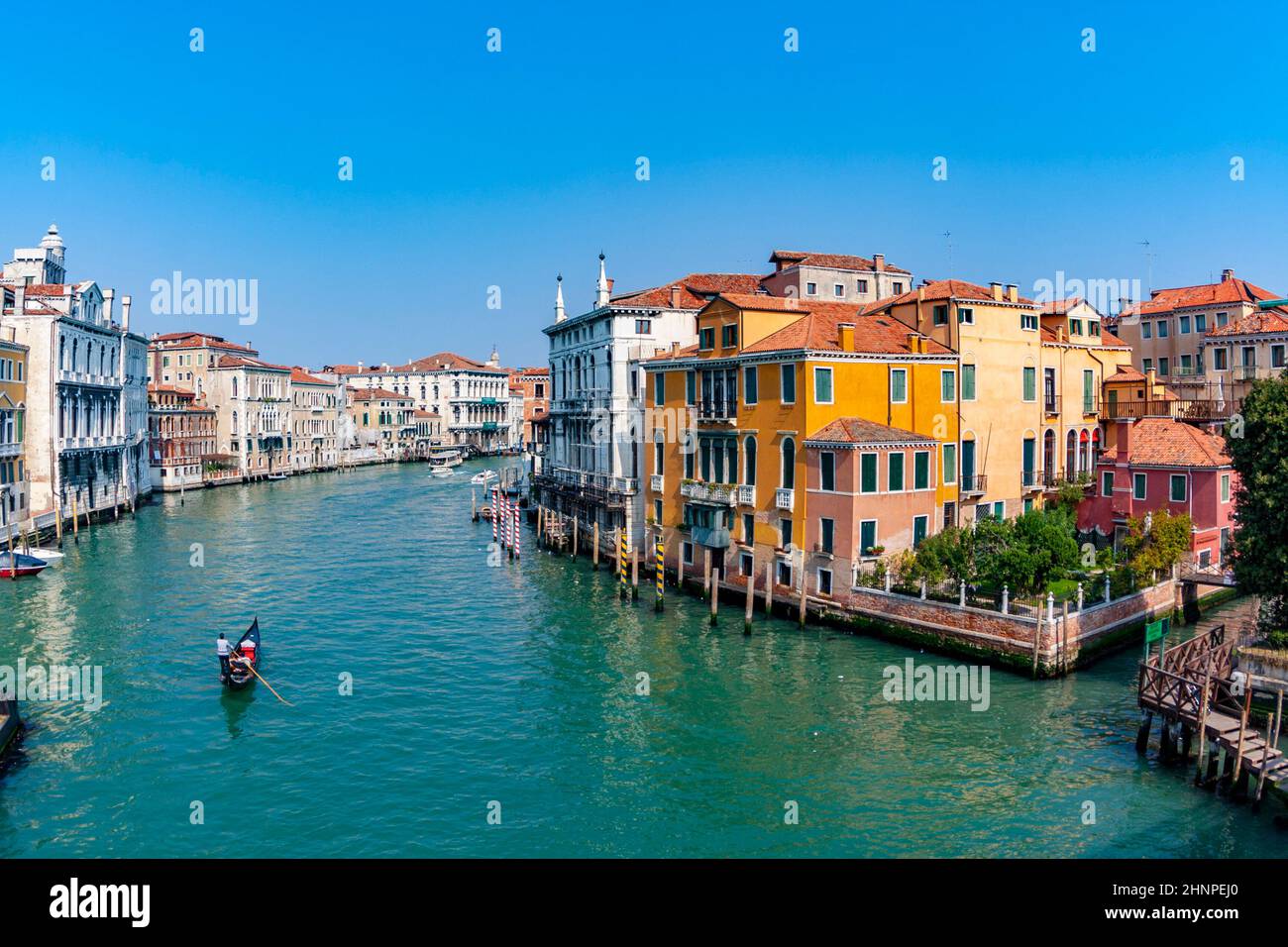 Die Leute genießen die Gondelfahrt im Canale Grande in Venedig Stockfoto