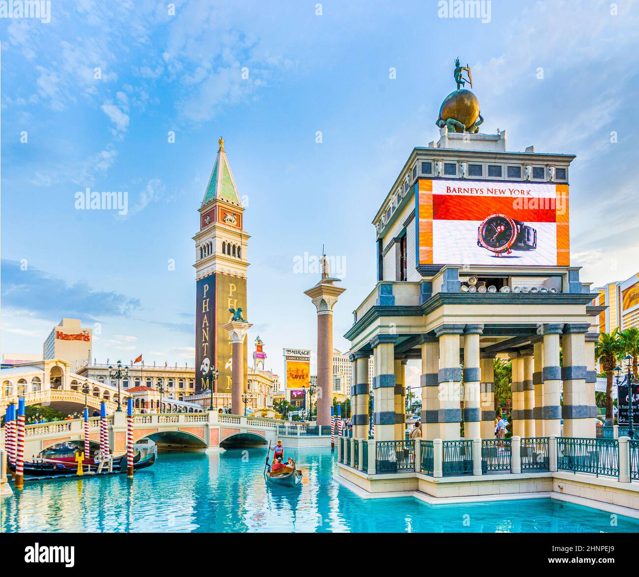 Gondel mit Touristen im Venetian Resort Hotel & Casino das Resort wurde 1999 eröffnet mit flatternden weißen Tauben, klingenden Trompeten, singenden Gondolieren und der Schauspielerin Sophia Loren Stockfoto