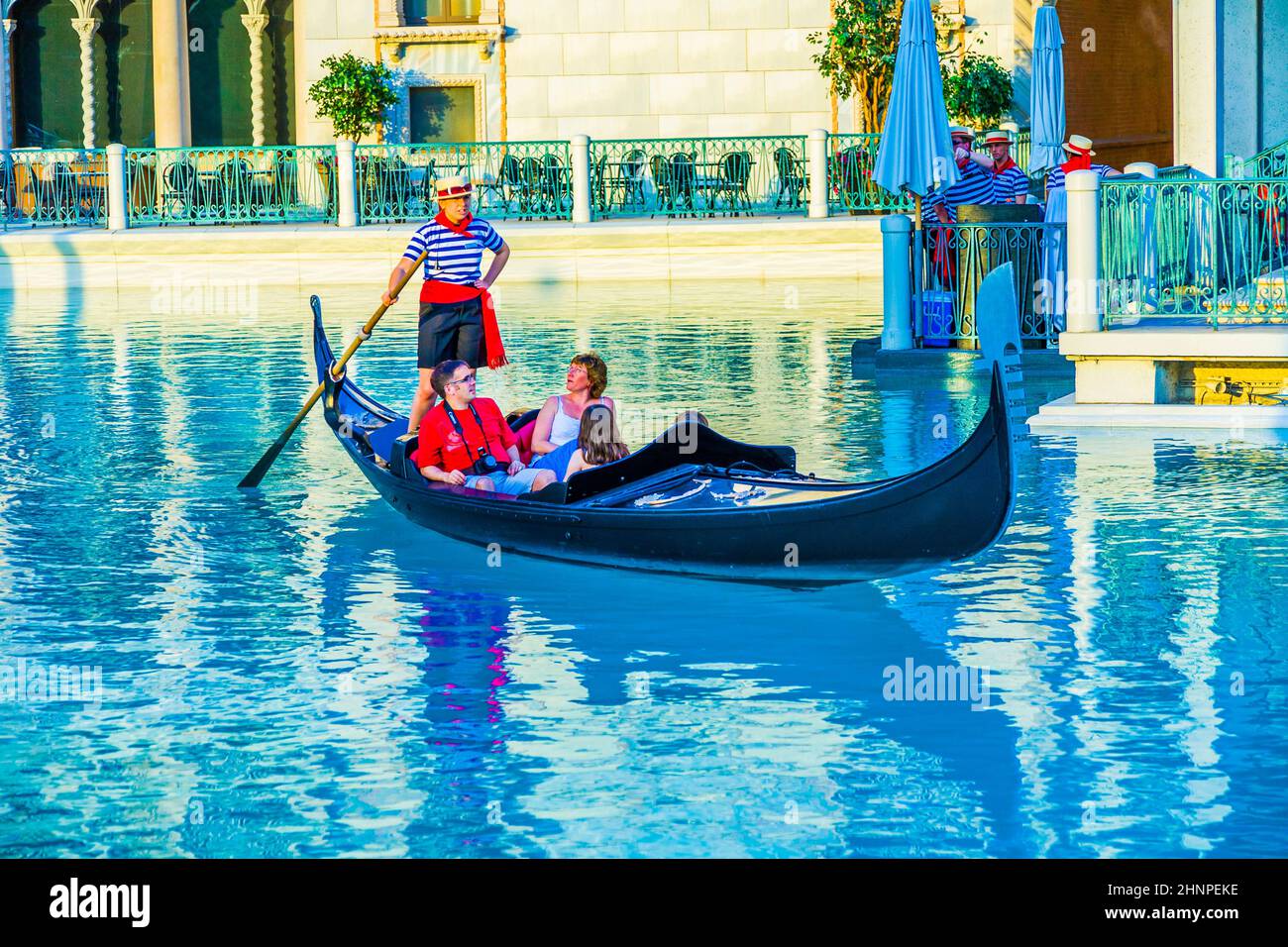Venezianisches Thema mit Gondel auf dem Wasser und Caesars Casino Hotel, 17. Juli 2008 in Las Vegas, Nevada Stockfoto
