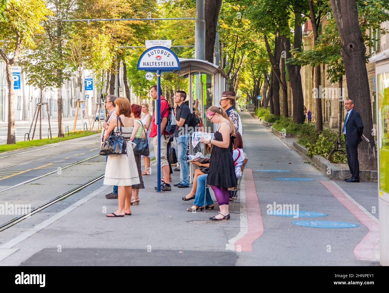 Die Leute warten an der Bushaltestelle im Zentrum von Wien Stockfoto