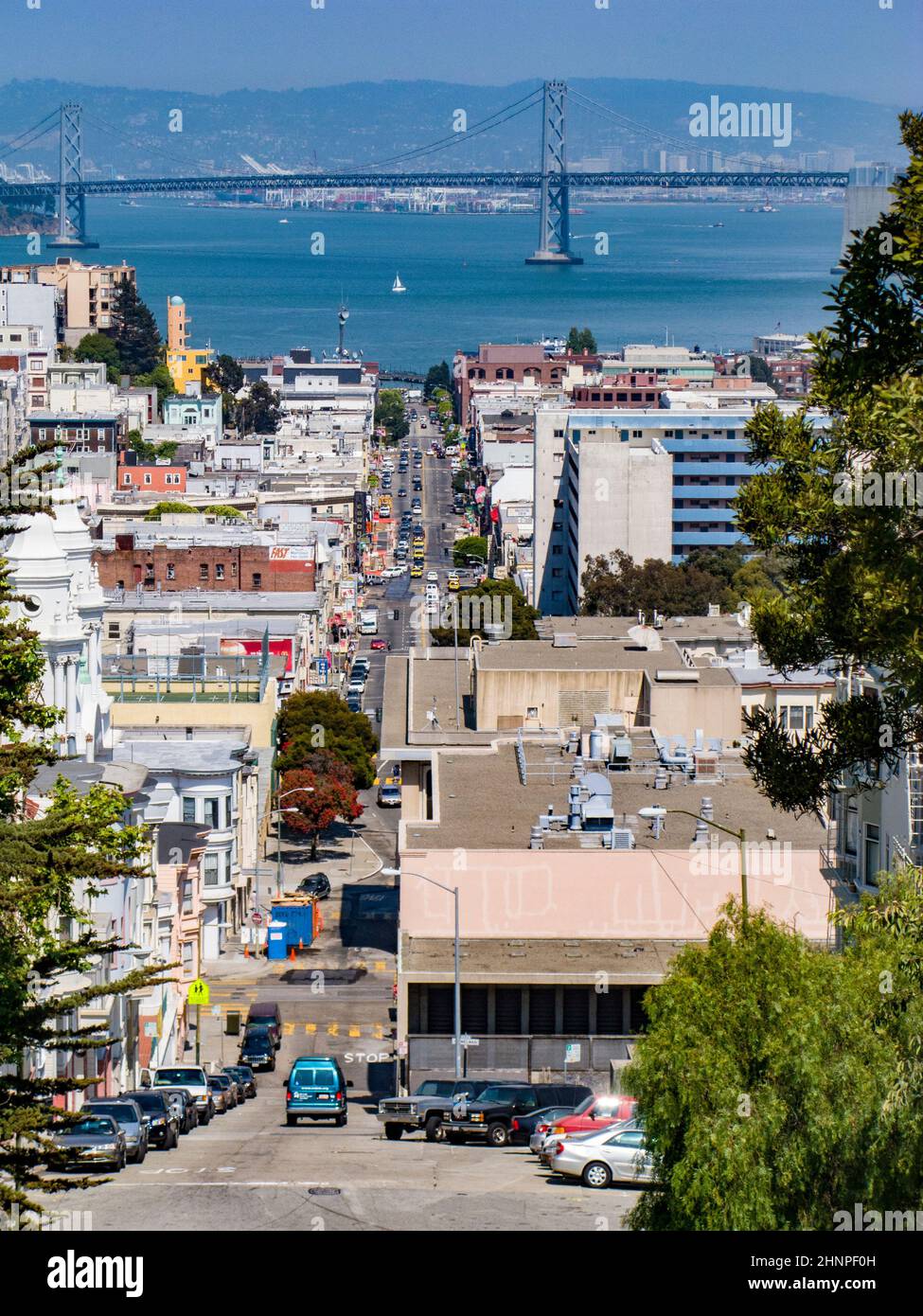 Blick auf die Innenstadt von San Francisco mit Straßen und goldenem Tor im Hintergrund Stockfoto