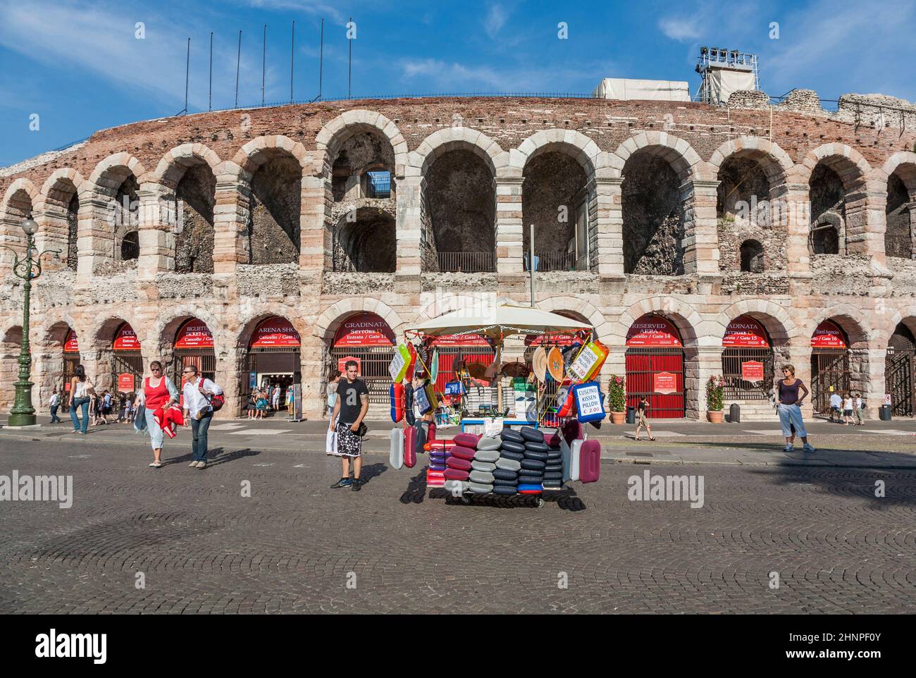 Straßenhändler verkaufen Kissen für das Aufsetzen vor der Arena di verona Stockfoto