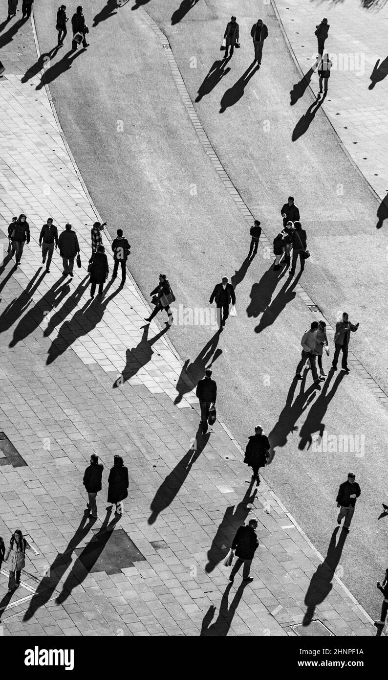 In Frankfurt laufen die Menschen entlang der Zeil Stockfoto