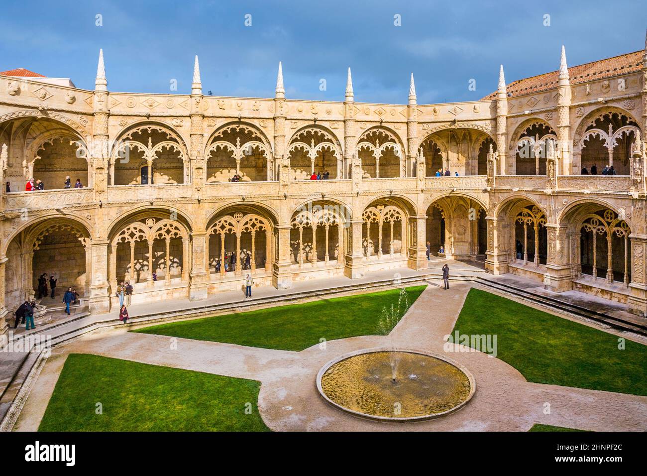 Die Menschen besuchen das Kloster Jeronimos Stockfoto