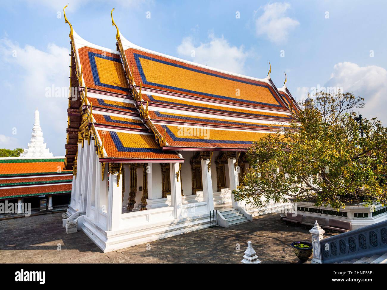 berühmte Tempel Phra Sri Ratana Chedi abgedeckt mit Folie Gold im Inneren Grand Palace Stockfoto