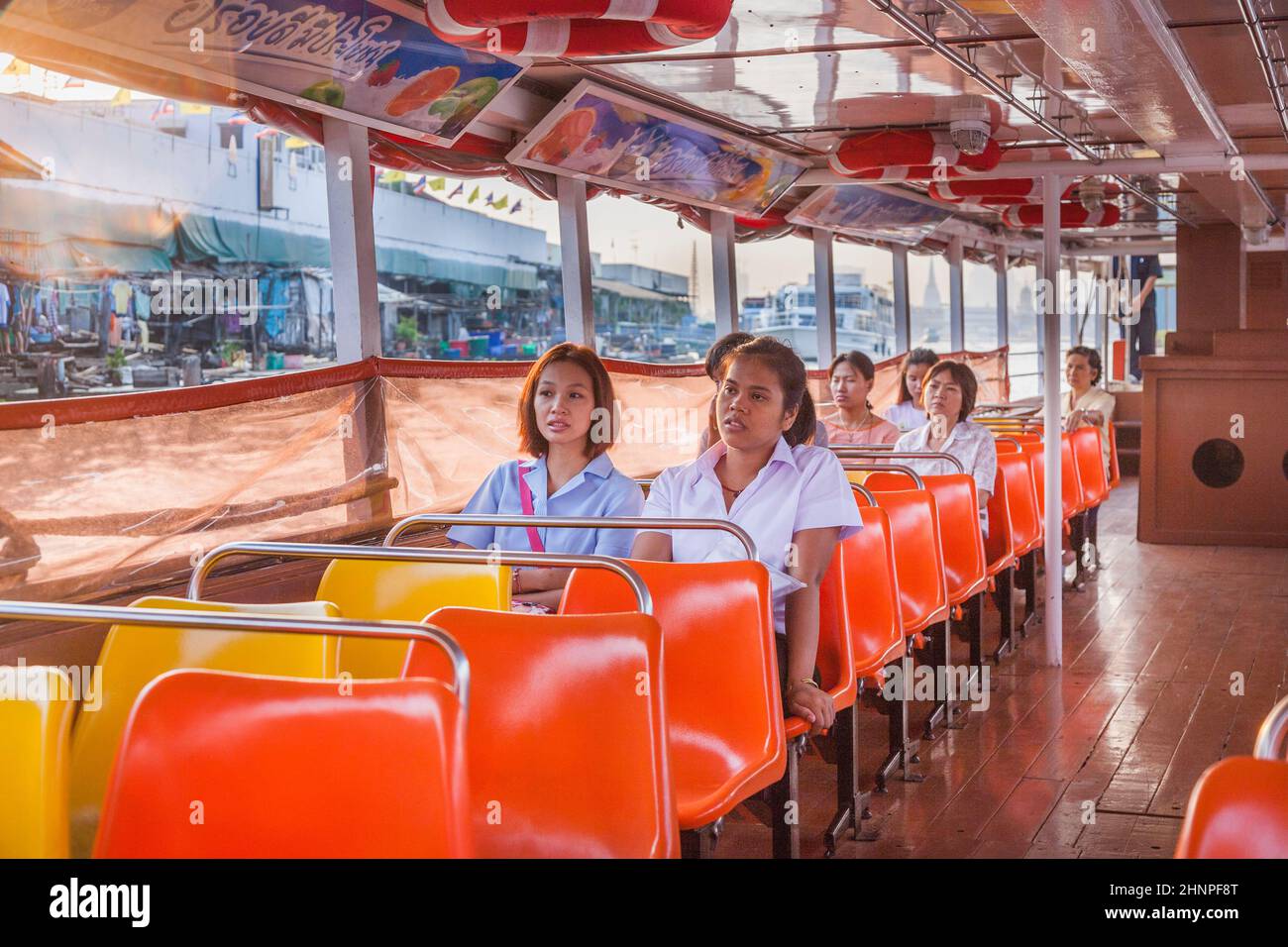 Am frühen Morgen fahren die Menschen mit dem Boot am fluss bangkok zur Arbeit. Die Fähre gehört zu den öffentlichen Verkehrsmitteln in Bangkok Stockfoto