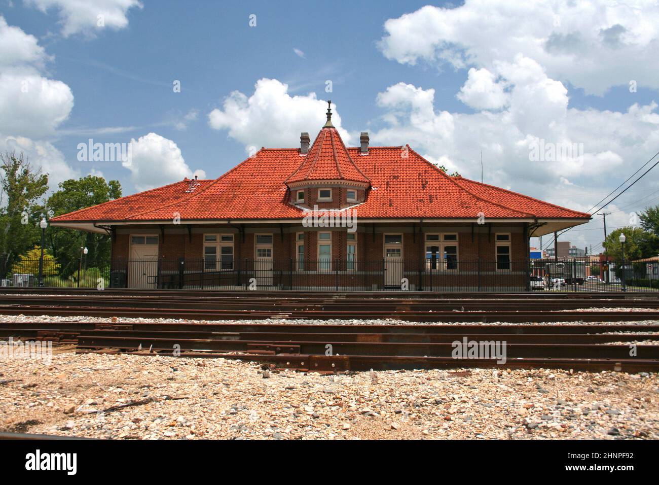 Nacogdoches, TX Historic Train Depot in der Nähe von Railroad Tracks Stockfoto