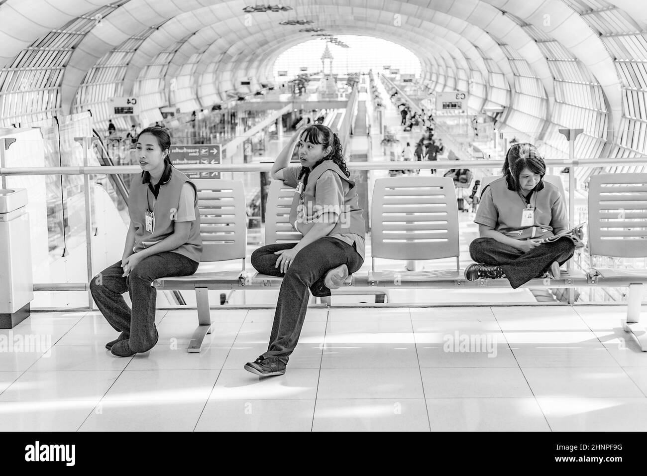 Frauen der Reinigungsfirma am neuen Flughafen Suvarnabhumi ruhen sich aus Stockfoto